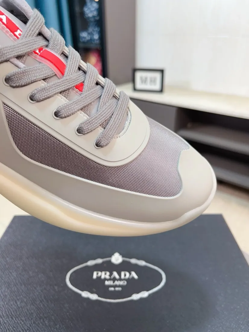The ex-factory price is 680🌹🌹The high-quality new Prada (Prada) counters are launched simultaneously. The new men's shoes and 😘fabrics are selected from imported mesh and glue-spraying technology. Imported cowhide lining. 👍🏿High-end☄️Open-molded non-slip rubber outsole, exquisite lines, simple and elegant, comfortable and high-end for leisure travel. Code number: 38 to 44